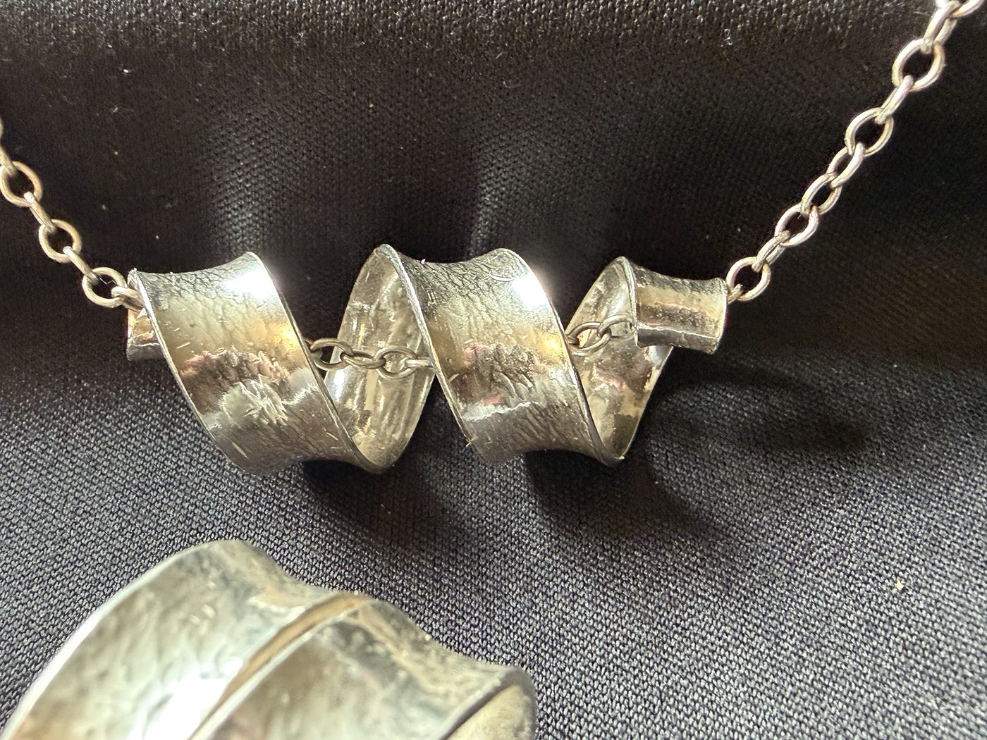 Close view of the anticlastic spiral pendant